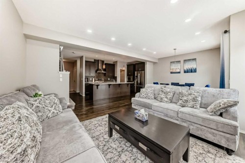 60 Evansborough Road Nw, Calgary, AB - Indoor Photo Showing Living Room
