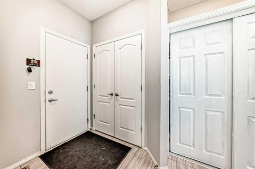 60 Evansborough Road Nw, Calgary, AB - Indoor Photo Showing Other Room
