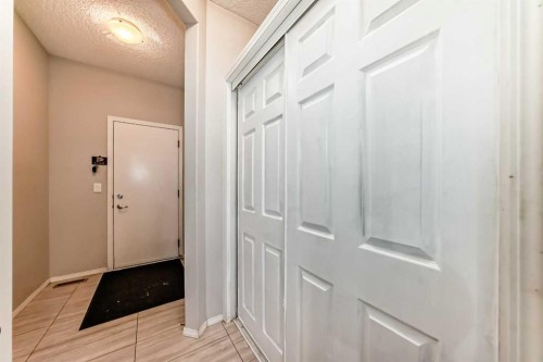 60 Evansborough Road Nw, Calgary, AB - Indoor Photo Showing Other Room