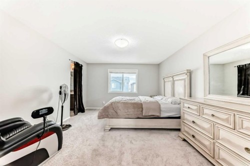 60 Evansborough Road Nw, Calgary, AB - Indoor Photo Showing Bedroom