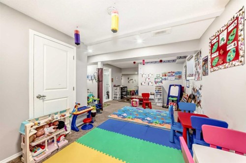 60 Evansborough Road Nw, Calgary, AB - Indoor Photo Showing Other Room