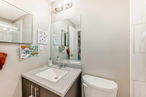 60 Evansborough Road Nw, Calgary, AB - Indoor Photo Showing Bathroom