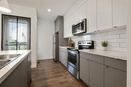 3529 69 Street Nw, Calgary, AB - Indoor Photo Showing Kitchen With Stainless Steel Kitchen With Double Sink With Upgraded Kitchen