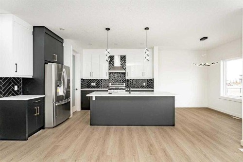 180 Lakewood Circle, Strathmore, AB - Indoor Photo Showing Kitchen With Upgraded Kitchen