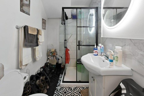 33 Skyview Springs Road Ne, Calgary, AB - Indoor Photo Showing Bathroom