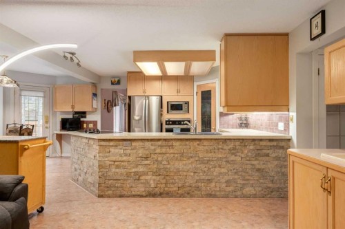 660 Coach Grove Road Sw, Calgary, AB - Indoor Photo Showing Kitchen