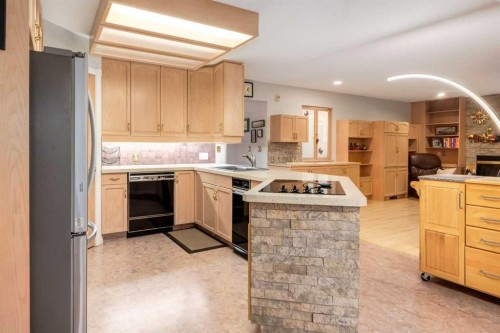 660 Coach Grove Road Sw, Calgary, AB - Indoor Photo Showing Kitchen