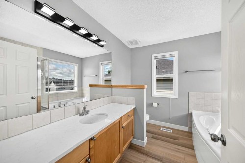 94 Panamount Rise Nw, Calgary, AB - Indoor Photo Showing Bathroom