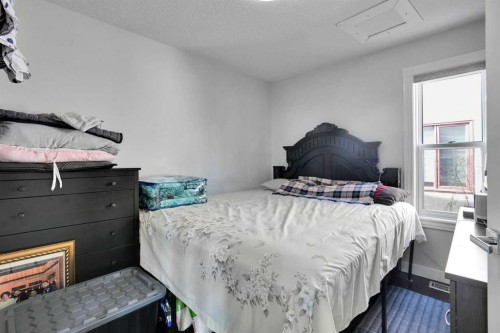7276 California Boulevard Ne, Calgary, AB - Indoor Photo Showing Bedroom