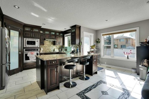 7276 California Boulevard Ne, Calgary, AB - Indoor Photo Showing Kitchen With Stainless Steel Kitchen With Upgraded Kitchen