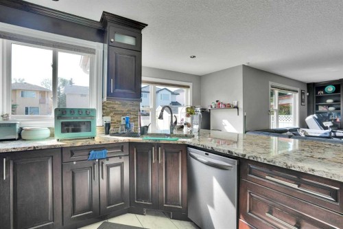 7276 California Boulevard Ne, Calgary, AB - Indoor Photo Showing Kitchen With Upgraded Kitchen