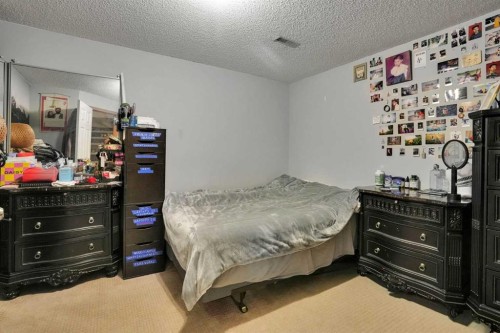 7276 California Boulevard Ne, Calgary, AB - Indoor Photo Showing Bedroom