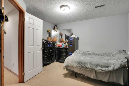 7276 California Boulevard Ne, Calgary, AB - Indoor Photo Showing Bedroom
