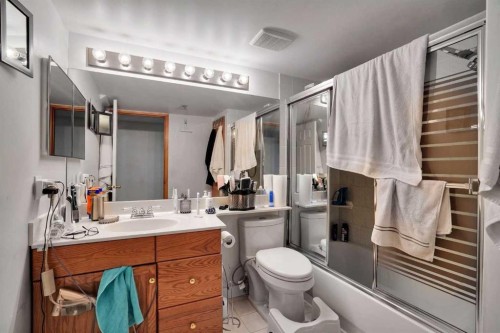 7276 California Boulevard Ne, Calgary, AB - Indoor Photo Showing Bathroom