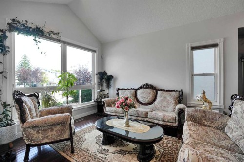 7276 California Boulevard Ne, Calgary, AB - Indoor Photo Showing Living Room