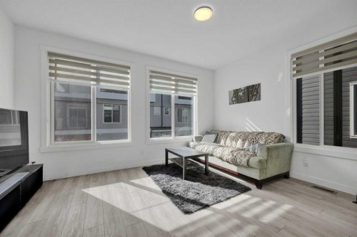 152-380 Seton Villas Se, Calgary, AB - Indoor Photo Showing Living Room
