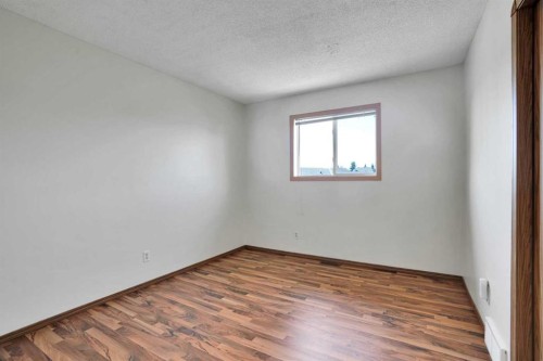 158 Saratoga Close Ne, Calgary, AB - Indoor Photo Showing Other Room