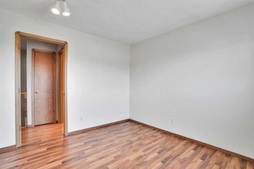 158 Saratoga Close Ne, Calgary, AB - Indoor Photo Showing Other Room