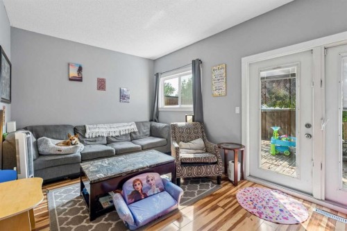 5603 1 Avenue Se, Calgary, AB - Indoor Photo Showing Living Room