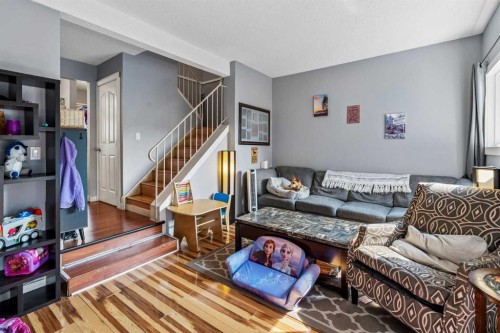 5603 1 Avenue Se, Calgary, AB - Indoor Photo Showing Living Room