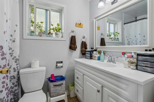 5603 1 Avenue Se, Calgary, AB - Indoor Photo Showing Bathroom