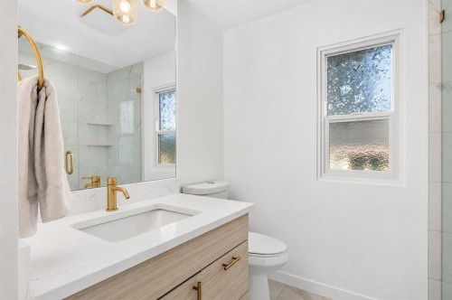 10719 Mapleglen Crescent Se, Calgary, AB - Indoor Photo Showing Bathroom
