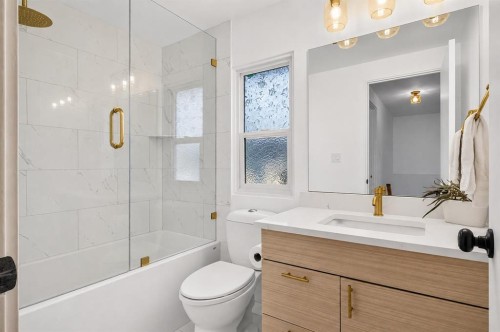 10719 Mapleglen Crescent Se, Calgary, AB - Indoor Photo Showing Bathroom