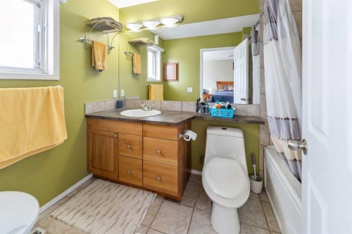 63 Hawkmount Green Nw, Calgary, AB - Indoor Photo Showing Bathroom