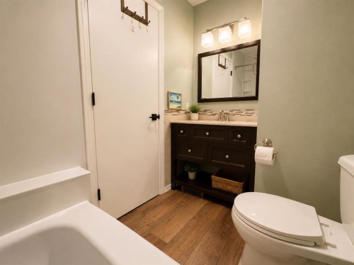 2-717 Centre Street, Vulcan, AB - Indoor Photo Showing Bathroom