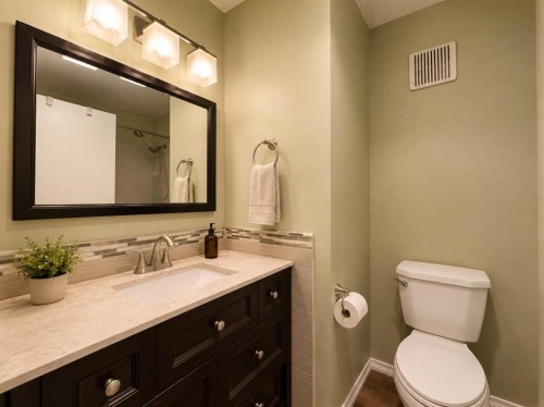 2-717 Centre Street, Vulcan, AB - Indoor Photo Showing Bathroom