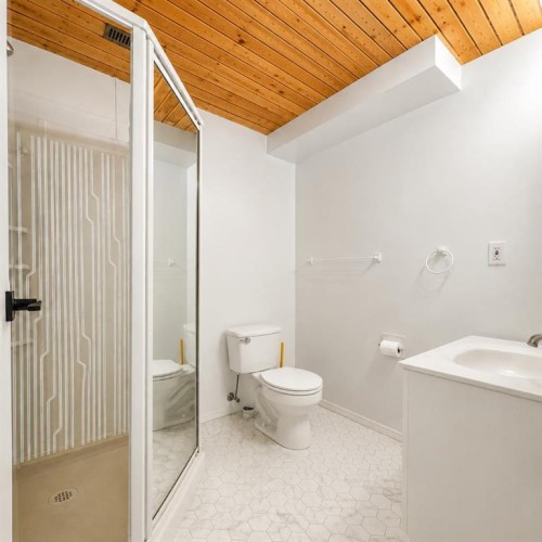 2-717 Centre Street, Vulcan, AB - Indoor Photo Showing Bathroom