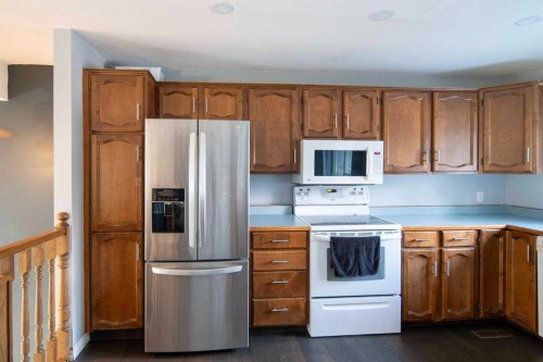 332 11 Avenue, Three Hills, AB - Indoor Photo Showing Kitchen