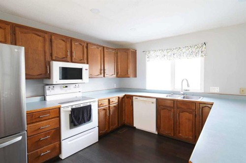 332 11 Avenue, Three Hills, AB - Indoor Photo Showing Kitchen With Double Sink
