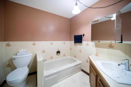 332 11 Avenue, Three Hills, AB - Indoor Photo Showing Bathroom