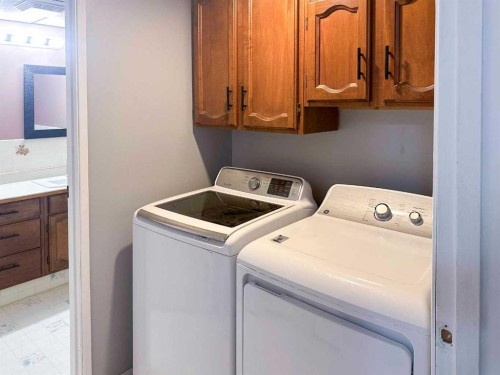 332 11 Avenue, Three Hills, AB - Indoor Photo Showing Laundry Room