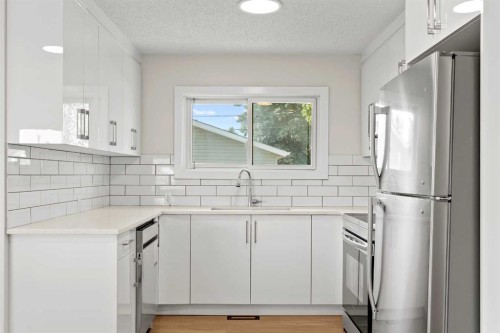 1527 52 Street Se, Calgary, AB - Indoor Photo Showing Kitchen