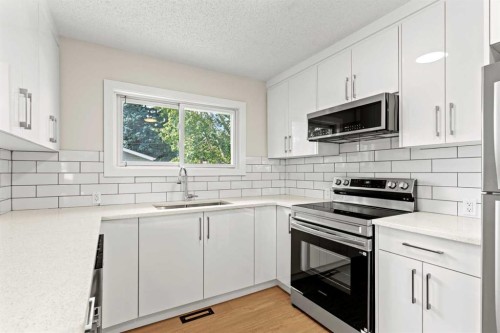 1527 52 Street Se, Calgary, AB - Indoor Photo Showing Kitchen