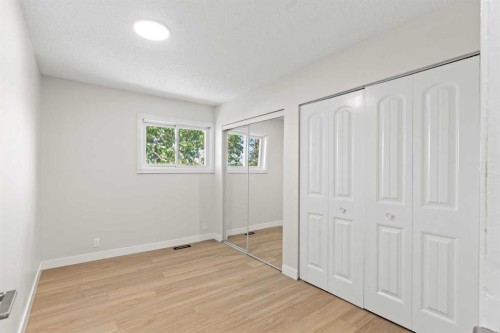 1527 52 Street Se, Calgary, AB - Indoor Photo Showing Other Room