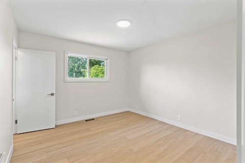 1527 52 Street Se, Calgary, AB - Indoor Photo Showing Other Room