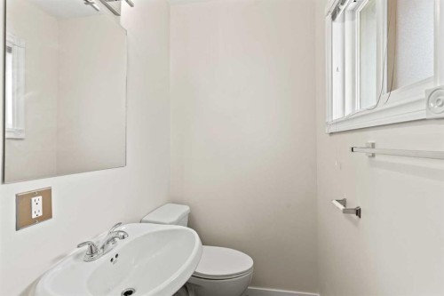 1527 52 Street Se, Calgary, AB - Indoor Photo Showing Bathroom