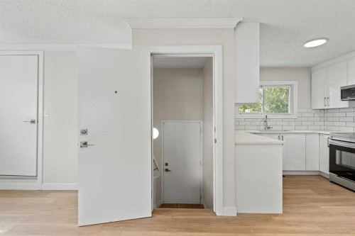 1527 52 Street Se, Calgary, AB - Indoor Photo Showing Kitchen