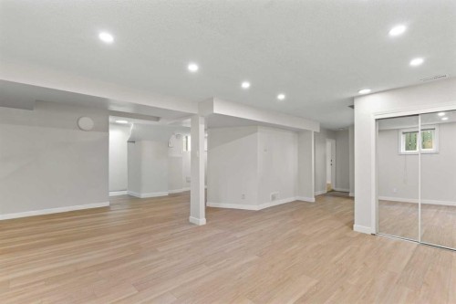1527 52 Street Se, Calgary, AB - Indoor