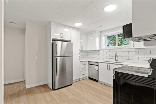 1527 52 Street Se, Calgary, AB - Indoor Photo Showing Kitchen