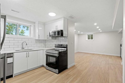 1527 52 Street Se, Calgary, AB - Indoor Photo Showing Kitchen With Upgraded Kitchen