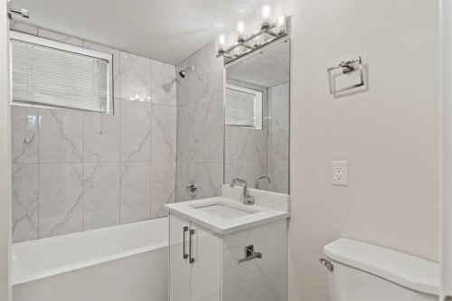 1527 52 Street Se, Calgary, AB - Indoor Photo Showing Bathroom