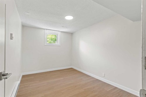 1527 52 Street Se, Calgary, AB - Indoor Photo Showing Other Room
