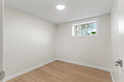 1527 52 Street Se, Calgary, AB - Indoor Photo Showing Other Room
