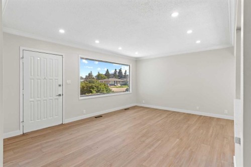 1527 52 Street Se, Calgary, AB - Indoor Photo Showing Other Room