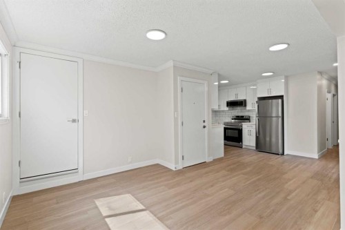 1527 52 Street Se, Calgary, AB - Indoor Photo Showing Kitchen