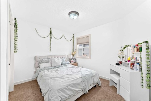 23 Everoak Bay Sw, Calgary, AB - Indoor Photo Showing Bedroom